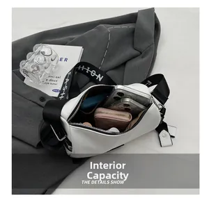 Vue intérieure montrant la grande capacité du sac cylindre blanc pour les essentiels