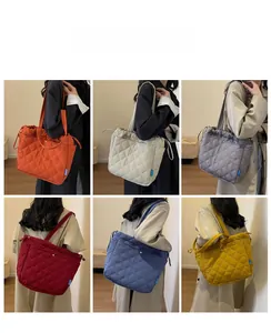Sacs fourre-tout matelassés en plusieurs couleurs portés par un mannequin pour le style