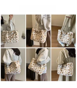 Makroaufnahme der Pelz-Tragetasche mit Leopardenmuster und Metallkettendetails