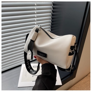 Détail de la texture en cuir blanc et de la large bandoulière jacquard tendance