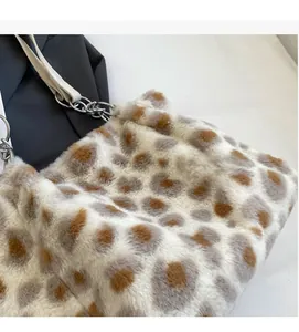 Nahaufnahme der Leoparden-Kunstpelltasche mit Silberkette und weißem Lederschulterpolster