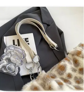 Detailansicht der Plüschtasche mit Leopardenmuster, Lederriemen und Silberkette