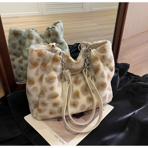 Detailaufnahme der flauschigen Kunstpelz-Tasche mit Leopardenmuster und Kettenriemen