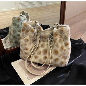 Detailansicht der flauschigen Leopard-Einkaufstasche mit Silberkette und Schultergurt
