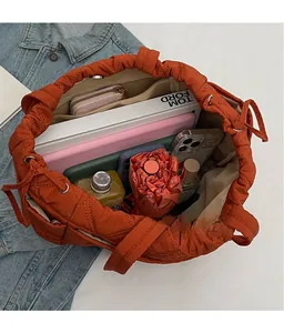Vue de dessus de l'intérieur du sac seau matelassé orange montrant la grande capacité
