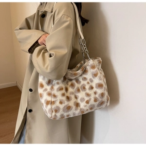 Detail der Leoparden-Plüsch-Tasche mit silbernem Kettenriemen für den Winter-Look