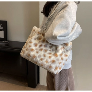 Detail der flauschigen Shopper-Tasche mit Leopardenmuster, Silberkette und Gurt