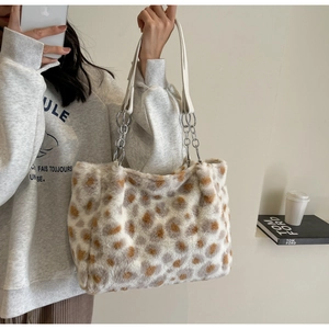 Detailaufnahme der flauschigen Leopard-Tragetasche mit Kette und Winter-Kunstpelz