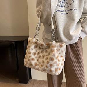 Flauschige Shopper-Tasche mit Leopardenmuster und Kettenriemen für den Winter