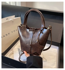 Sac seau marron avec breloque étoile en coffret cadeau et bandoulière
