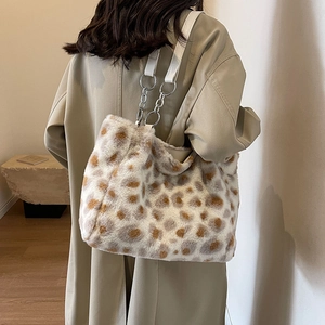 Flauschige Leoparden-Tasche aus Kunstpelz mit Kettenriemen und beigem Trenchcoat-Look