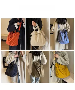 Große Nylon-Einkaufstaschen in sechs Farben, am Modell für Größe und Stil präsentiert