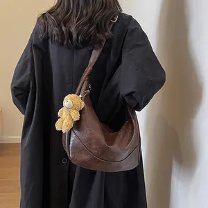 Vintage Damen Hobo Schultertasche Große Kapazität PU Leder Halbmond Umhängetasche Mit Bär Anhänger Lässige Tägliche Mode Handtasche