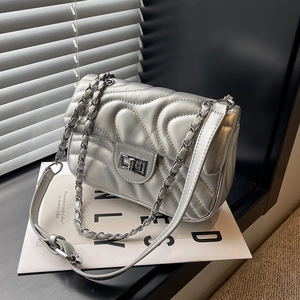 Chic silver quilted chain shoulder bag with metal twist lock and wavy stitching finish