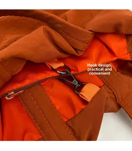 Detail des Innenhakens mit orangem Gurtband im großen Nylon-Eimerbeutel für Damen