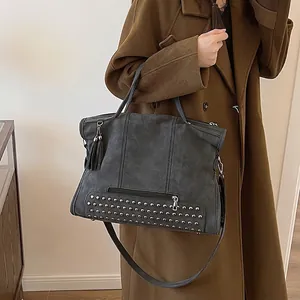 Borsa Tote Vintage da Donna in Pelle PU Opaca con Borchie e Frange Grande Capacità Borsa a Tracolla Retro Pendolare