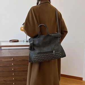Grande borsa tote retrò in finta pelle con borchie metalliche e nappe per le donne