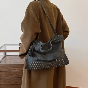 Borsa tote retrò grigio opaco con rivetti e nappe per pendolari donna elegante