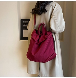 Detail der burgunderfarbenen Nylontasche mit verstellbarem Riemen im Lifestyle-Ambiente