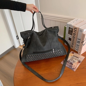 Borsa tote in camoscio grigio antracite con borchie, frange e tracolla regolabile