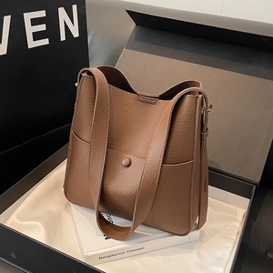 Bolso cubo marrón en cuero granulado con correas dobles y bolsillo lateral elegante
