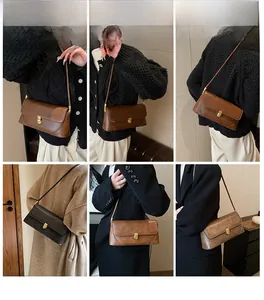 Collage de sacs à bandoulière en cuir en diverses couleurs avec boucles en métal