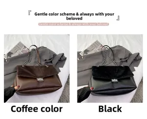 Detalle de los parches de felpa y correa de cadena metálica en bolsos marrones y negros