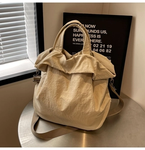 Detailansicht der khakifarbenen Nylontasche mit Strukturstoff und breitem Schultergurt