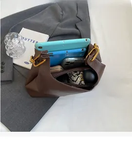 Intérieur spacieux du sac cabas en cuir marron avec capacité pour tablettes et objets