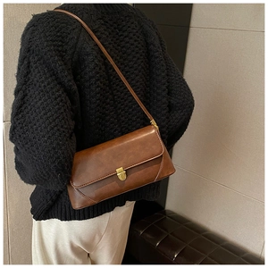 Sac sous le bras vintage marron en similicuir brillant avec fermoir doré