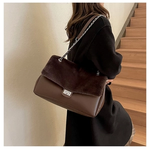 Detail einer großen braunen Tote Bag mit Webpelzklappe und silberner Kette