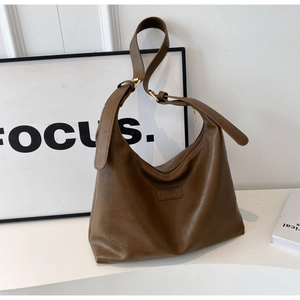Détails du sac hobo en cuir marron caramel avec bandoulière réglable et logo
