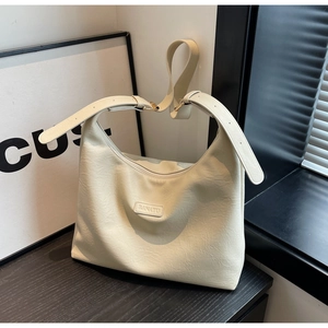 Gros plan du sac cabas blanc cassé avec texture cuir grainé et logo de marque BANATU