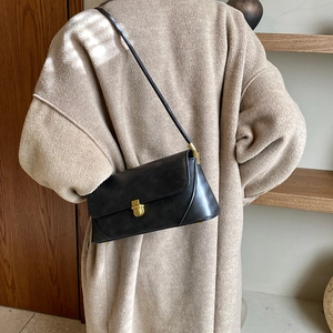 Sac à bandoulière noir minimaliste en similicuir avec fermoir rotatif doré vintage