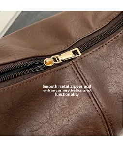 Detalle macro del bolso de cuero marrón oscuro con cremallera de metal dorado brillante
