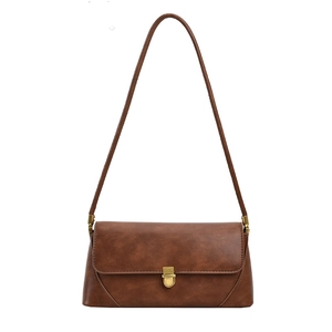 Sac porté épaule rétro marron foncé avec texture cuir et boucle dorée carrée