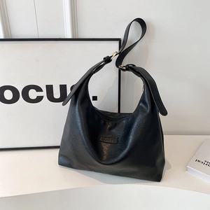 Sac fourre-tout noir en cuir PU avec bandoulière réglable et logo BANATU élégant et moderne
