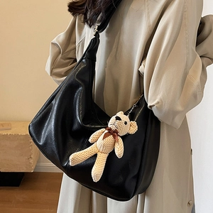 Bolso tote grande de cuero sintético negro con colgante de oso para diario y universidad