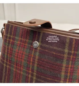 Détail du fermoir magnétique invisible sur le sac seau en laine à motif à carreaux