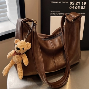 Bolso hobo retro grande de cuero sintético marrón con lindo colgante de oso