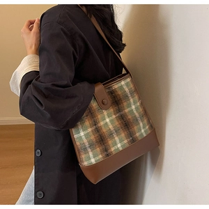 Sac hobo rétro en laine à carreaux vert et marron avec bandoulière en cuir marron