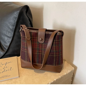 Vue détaillée du sac seau à carreaux vintage avec cuir marron et large bandoulière