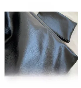 Detailaufnahme von schwarzem Leder mit Lychee-Struktur und kleiner Innentasche
