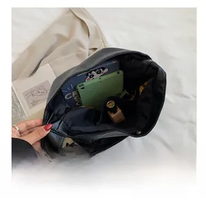 Innenansicht der großen schwarzen PU-Leder-Tote Bag mit viel Stauraum und Innentaschen