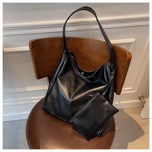 Detailansicht der schwarzen Hobo-Tasche aus weichem Leder mit passender Geldbörse