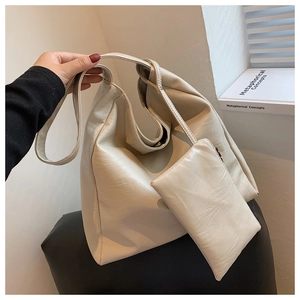 Große cremeweiße Hobo-Tasche aus Kunstleder mit Lychee-Muster und kleinem Beutel
