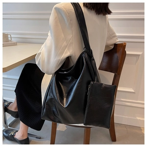 Detailansicht der schwarzen Hobo-Tasche aus PU-Leder mit passender kleiner Zubehörtasche