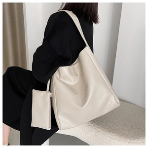 Detailansicht des cremefarbenen Leder-Tote-Bag-Sets mit passender Tasche am Modell