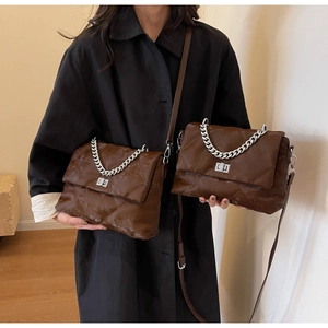 Détails de deux tailles de sacs matelassés marrons avec chaîne et fermoir argenté