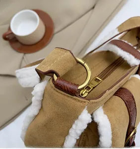 Detail der Retro-Wildleder-Umhängetasche mit Fleece-Besatz und goldenen Metallteilen